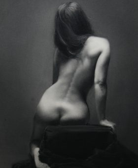 Damir May Nicol charcoal drawing back of the woman sitting on the taburete covered with dark soft fabric