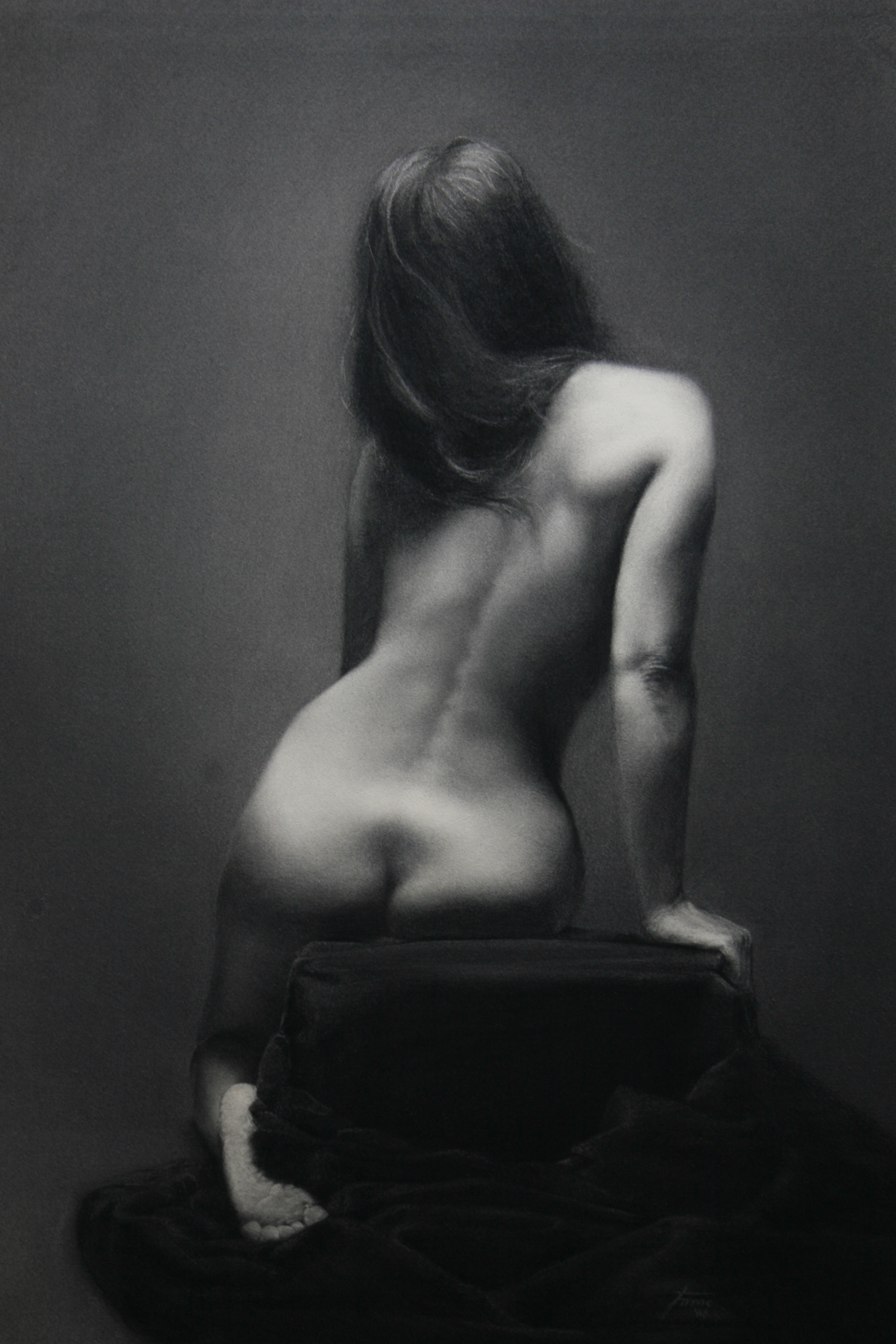 Damir May Nicol charcoal drawing back of the woman sitting on the taburete covered with dark soft fabric